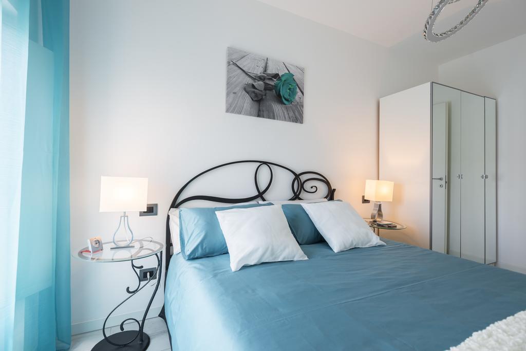 Apartamento Attico Del Duomo Módena Exterior foto