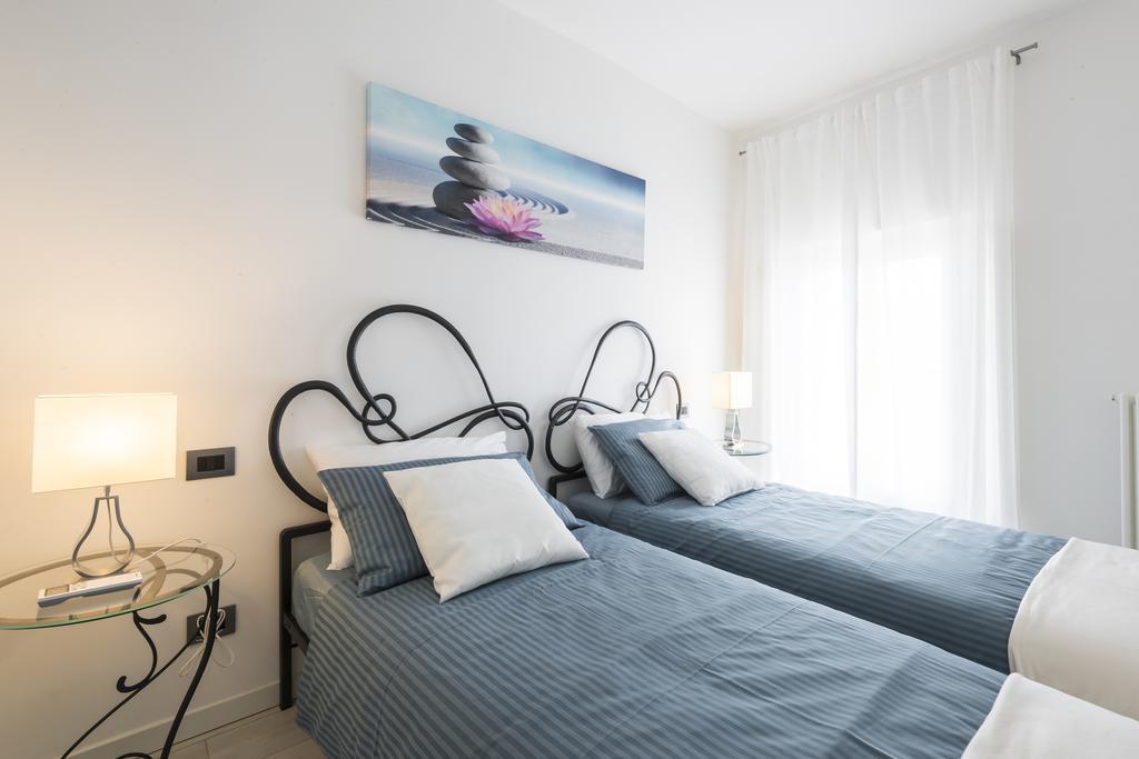 Apartamento Attico Del Duomo Módena Exterior foto