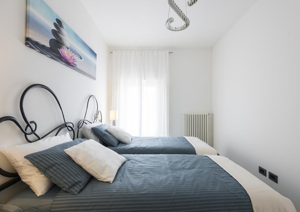 Apartamento Attico Del Duomo Módena Exterior foto