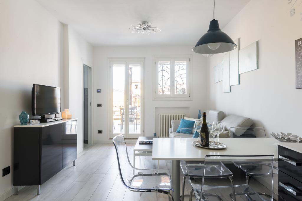 Apartamento Attico Del Duomo Módena Exterior foto