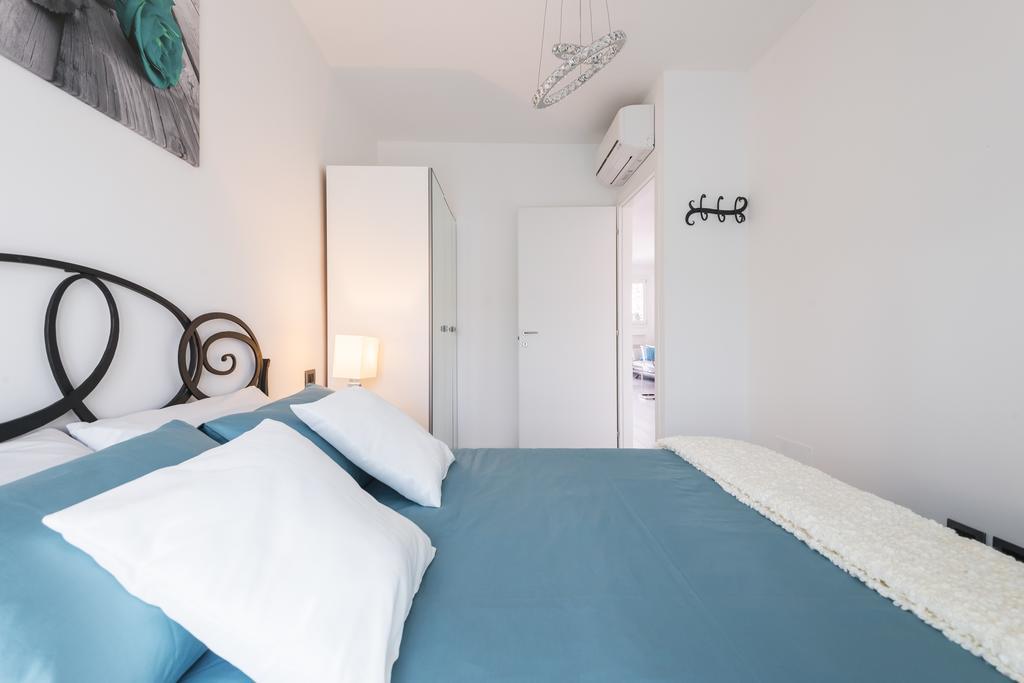 Apartamento Attico Del Duomo Módena Exterior foto