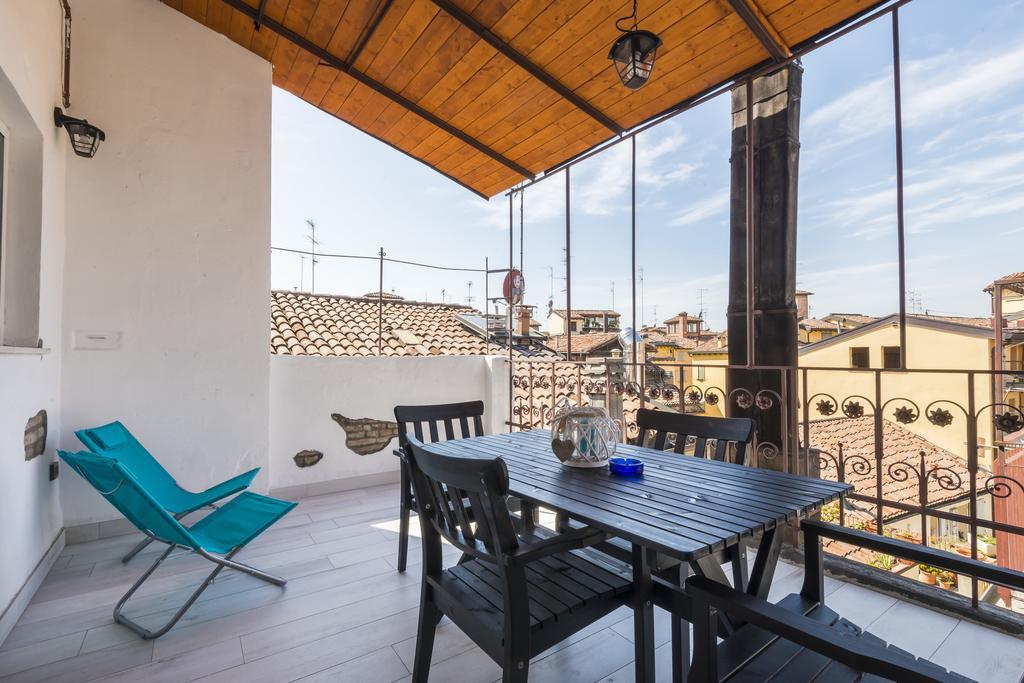 Apartamento Attico Del Duomo Módena Exterior foto