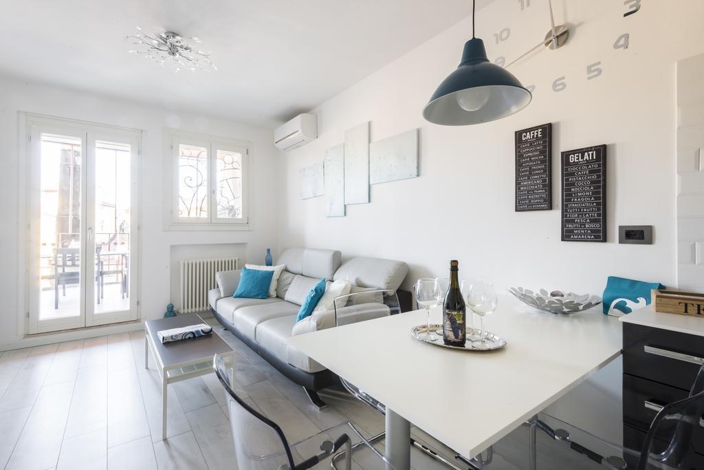 Apartamento Attico Del Duomo Módena Exterior foto