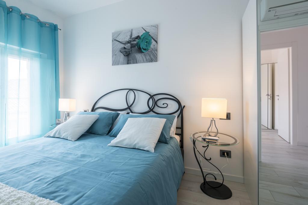 Apartamento Attico Del Duomo Módena Exterior foto