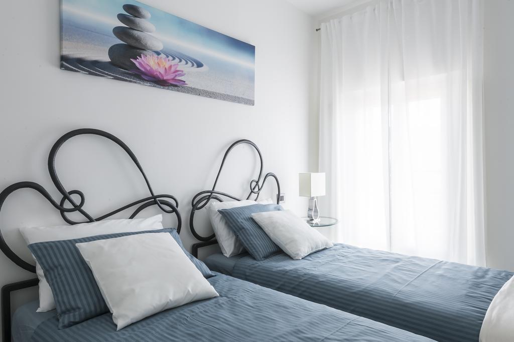 Apartamento Attico Del Duomo Módena Exterior foto