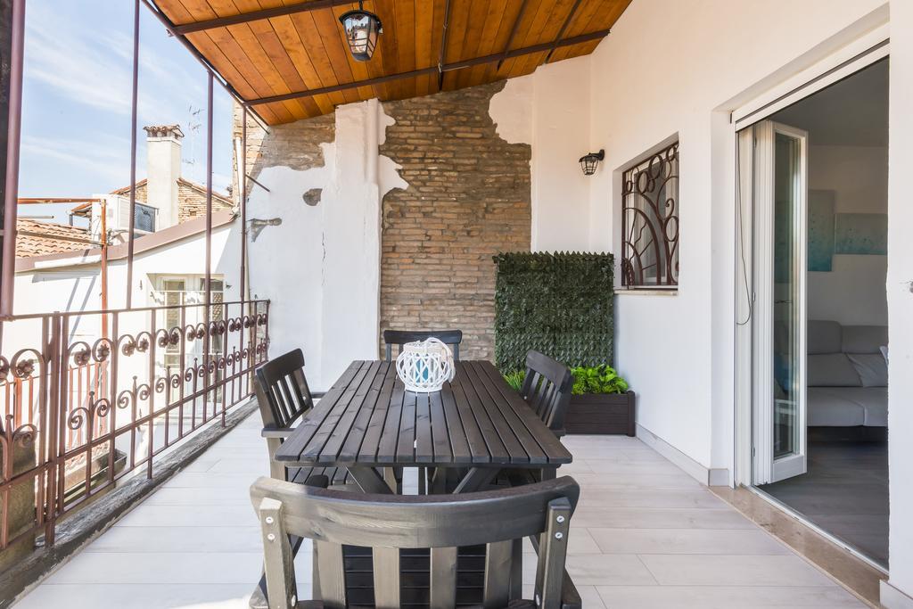Apartamento Attico Del Duomo Módena Exterior foto